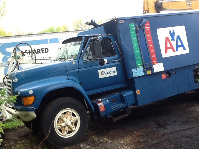 FMC Trump De-Icer Boom w/ 1998 Ford F700 S/A Support Truck