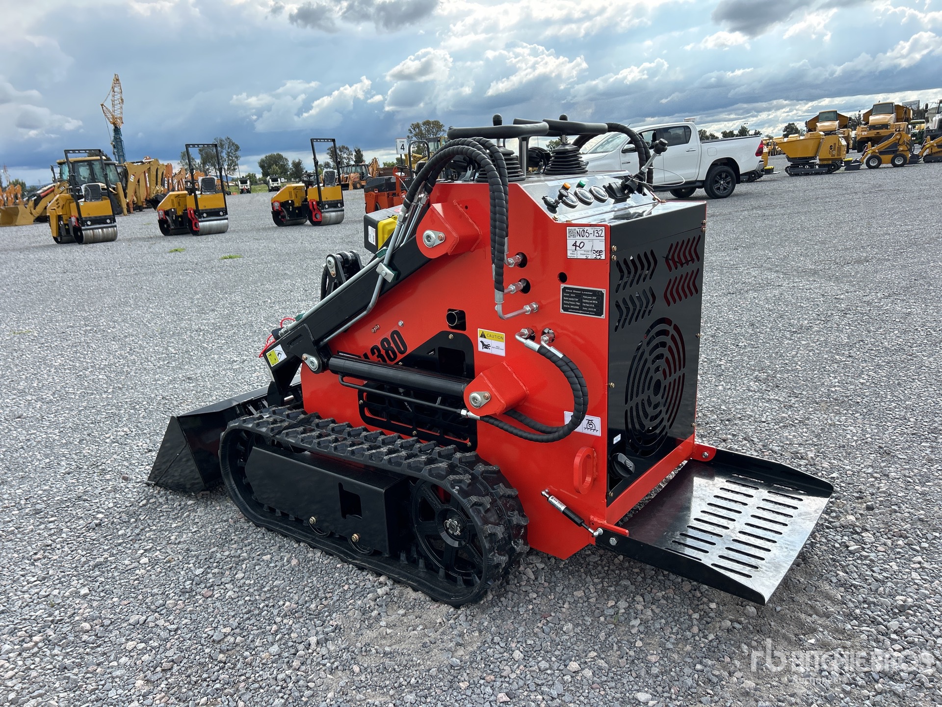 MINI CARGADOR SOBRE ORUGAS 2025 SDLOOL 380R