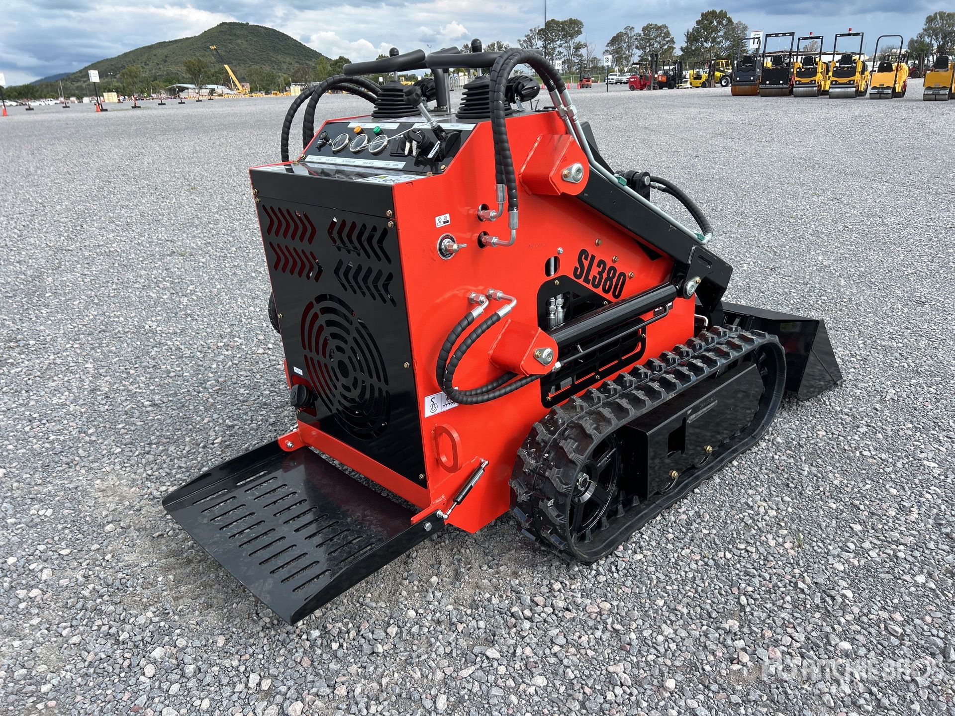 MINI CARGADOR SOBRE ORUGAS 2025 SDLOOL 380R