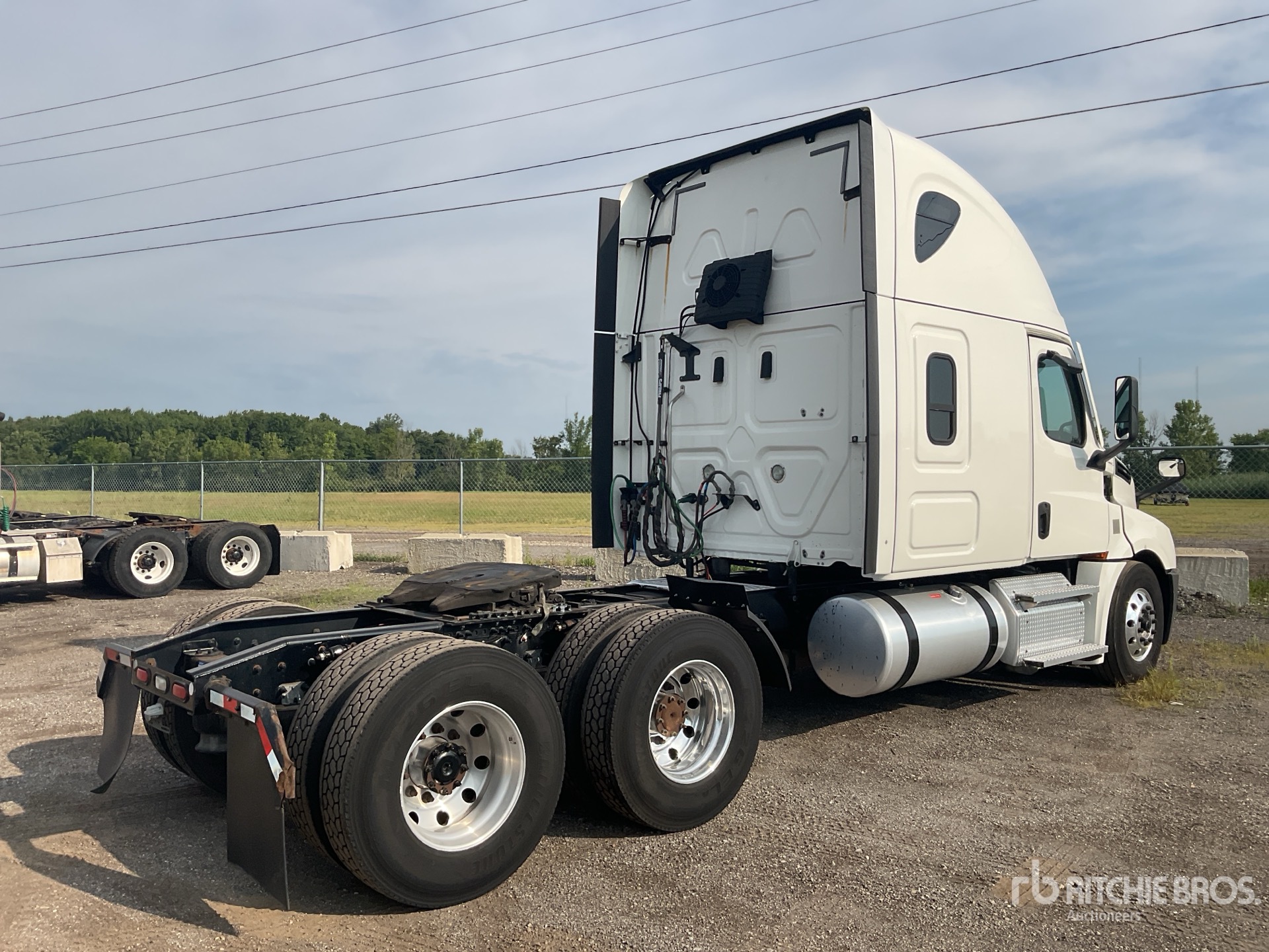 General Appearance with Foto, angolo anteriore sinistro