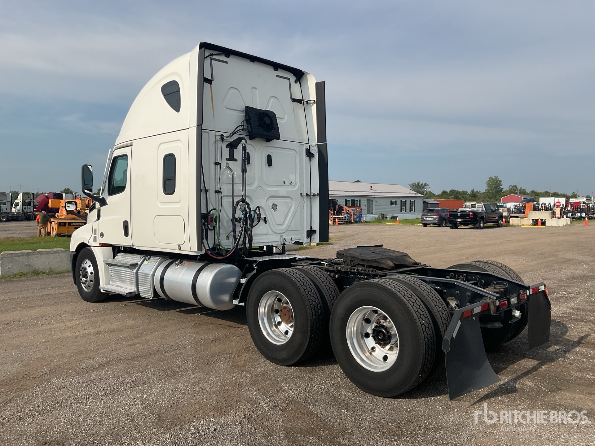 General Appearance with Foto, angolo posteriore sinistro