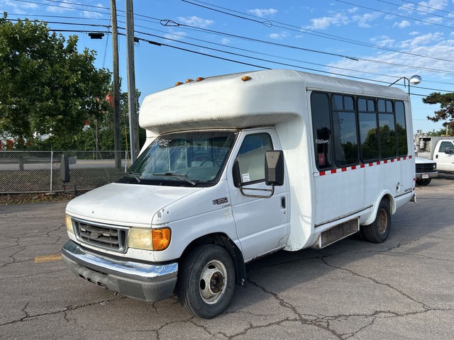 2005 Ford E350 4x2 12-Seat Mini Bus