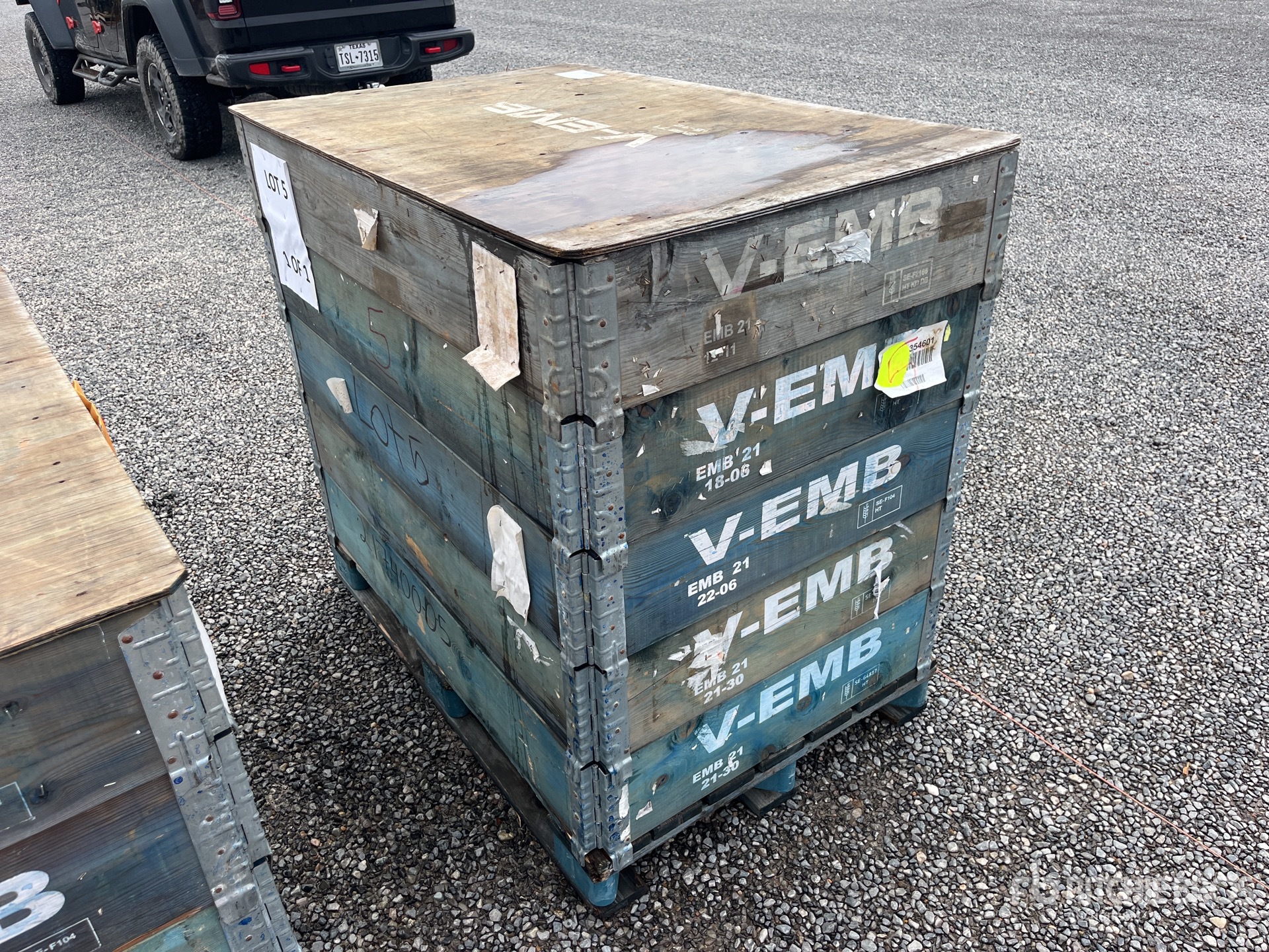 General Appearance with Picture, Right Rear Corner