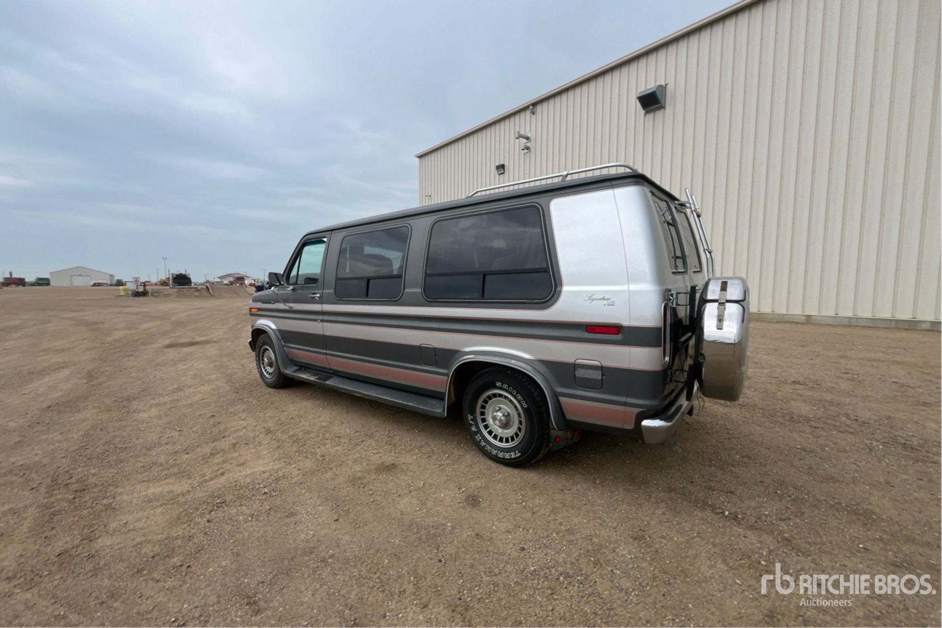 General Appearance with Foto, angolo posteriore sinistro