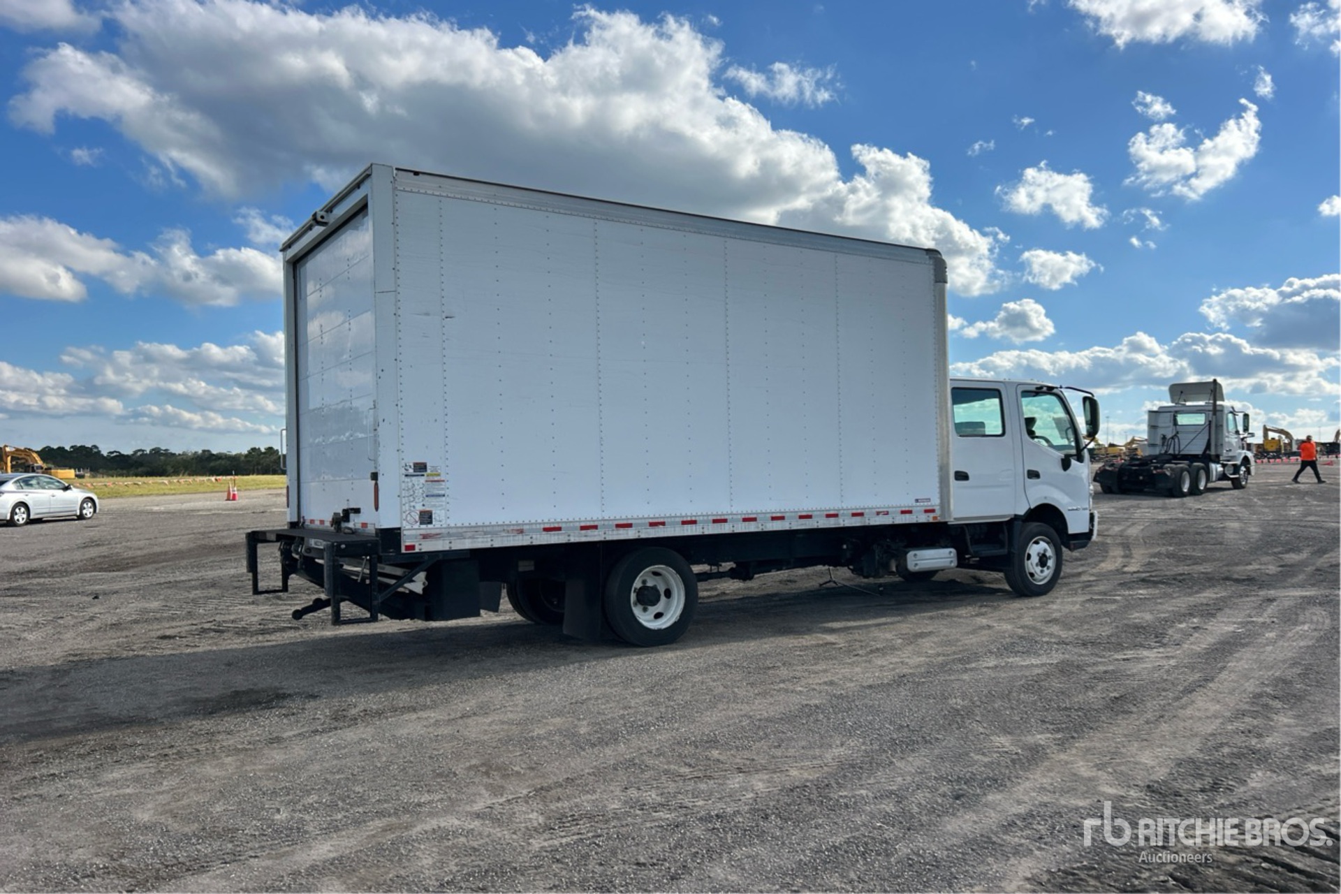 Aspect général with Image, coin arrière droit