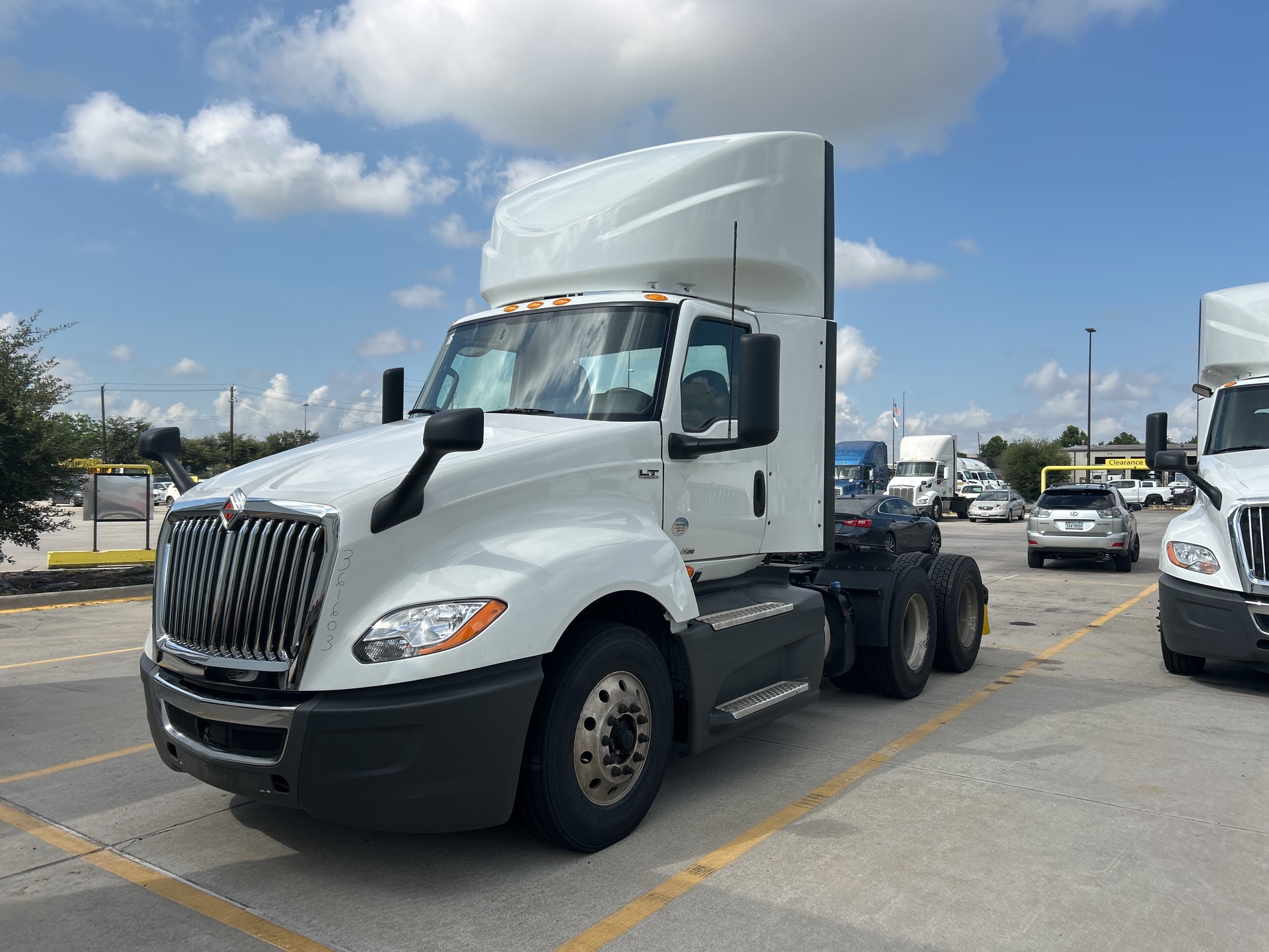 MN654590 - 2021 International LT625: Brochure Photo