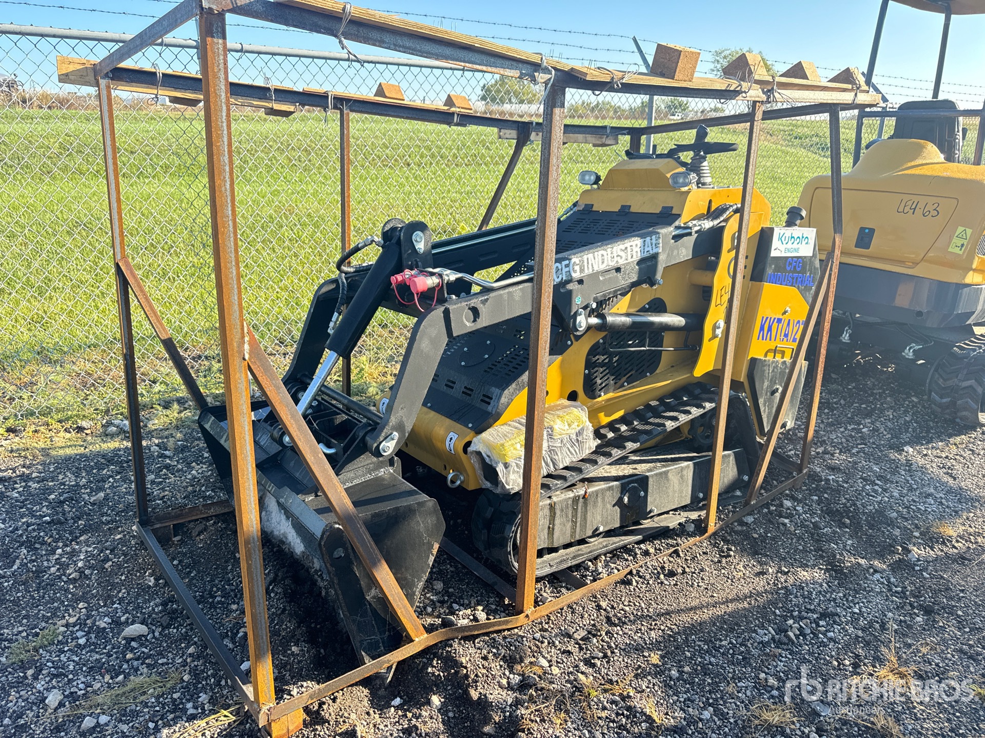 MINI CARGADOR SOBRE ORUGAS COMPACTO 2025 COMPAC KKTA27