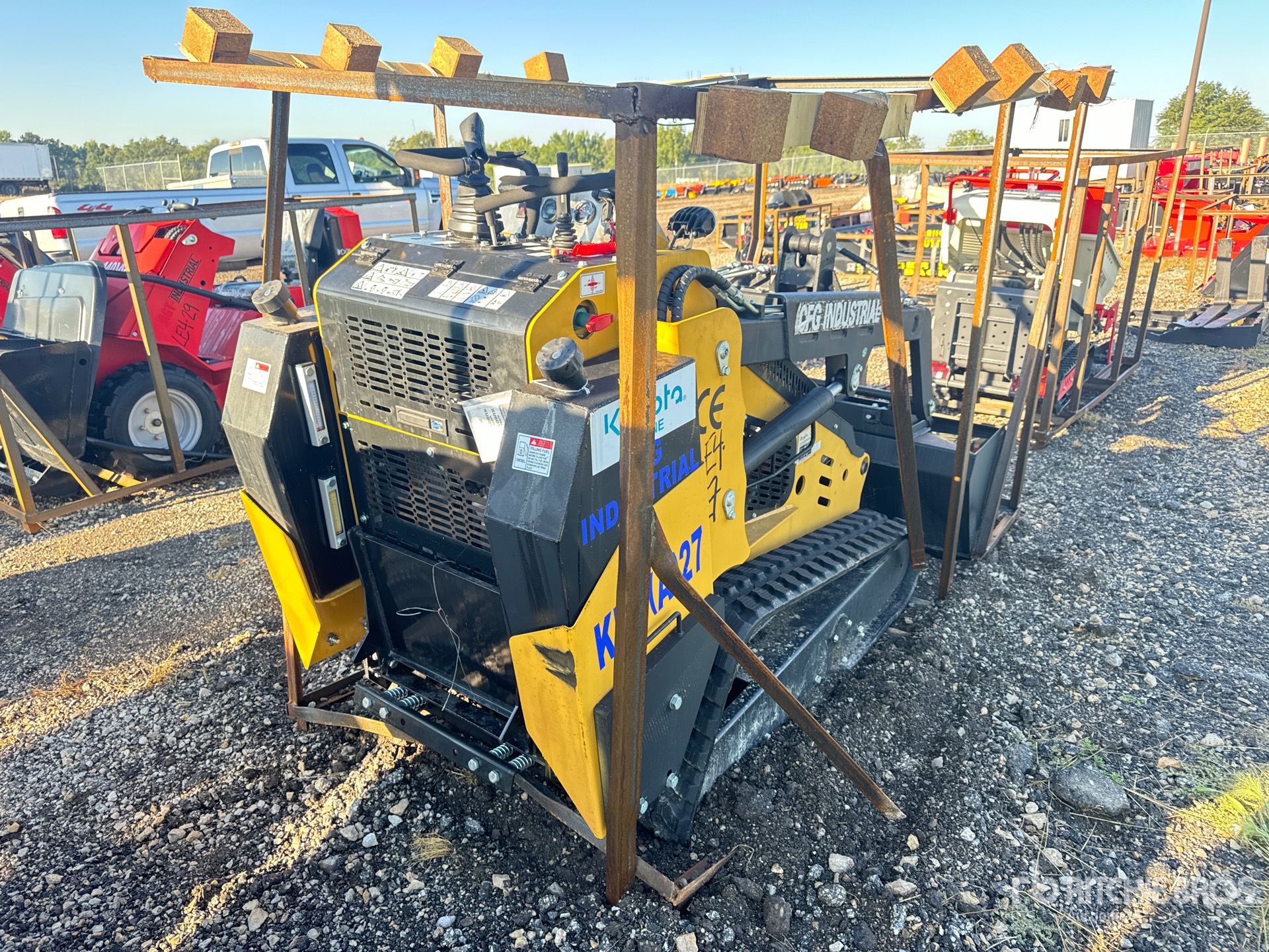 MINI CARGADOR SOBRE ORUGAS COMPACTO 2025 COMPAC KKTA27