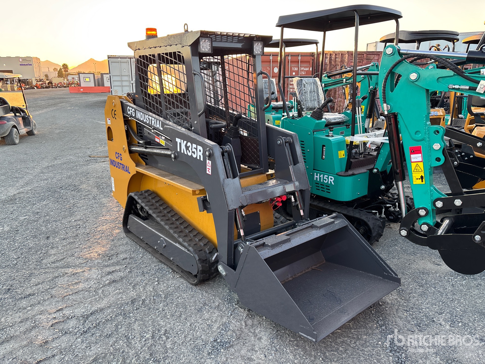 MINI CARGADOR SOBRE ORUGAS 2025 COMPAC TK35R