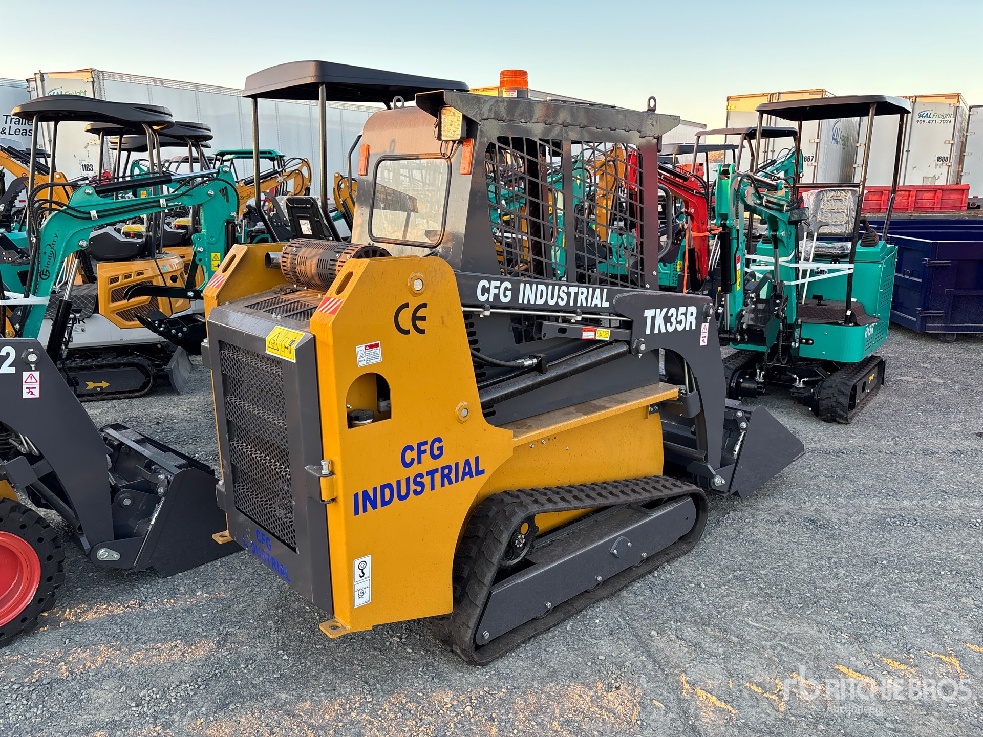 MINI CARGADOR SOBRE ORUGAS 2025 COMPAC TK35R