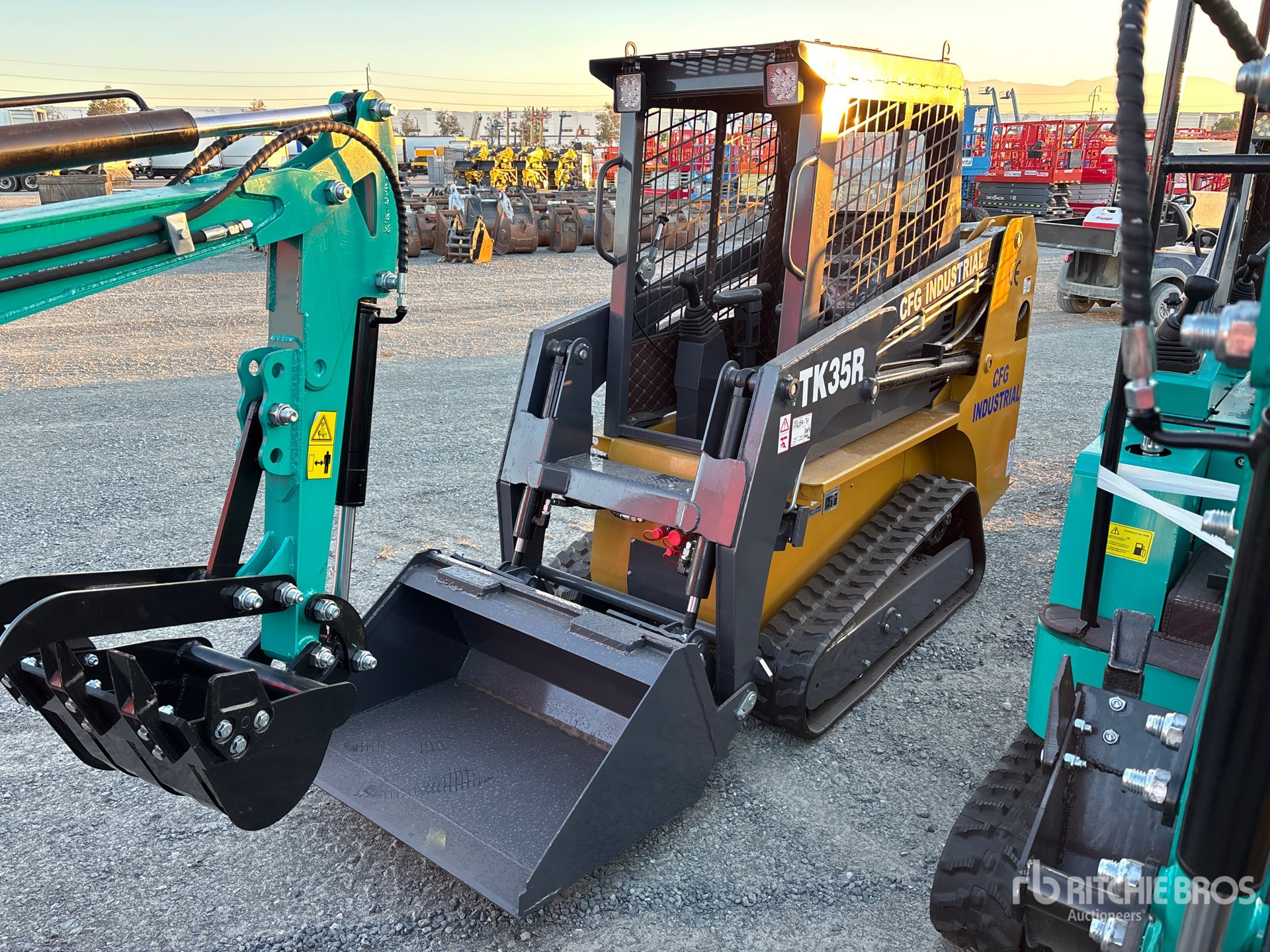 MINI CARGADOR SOBRE ORUGAS 2025 COMPAC TK35R