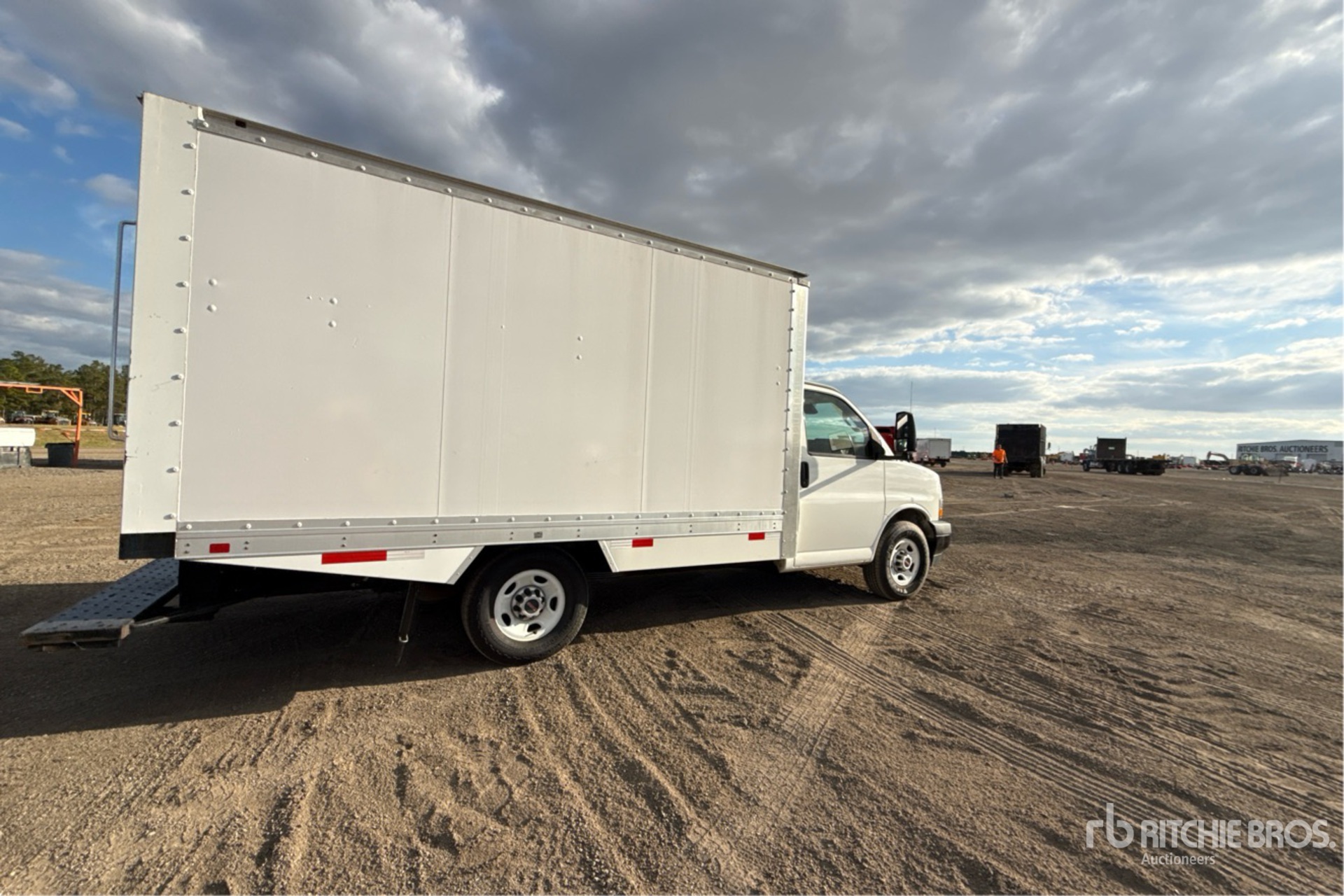 General Appearance with Foto, angolo anteriore sinistro