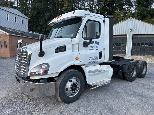 2014 Freightliner Cascadia 113 6x4 T/A Day Cab Truck Tractor