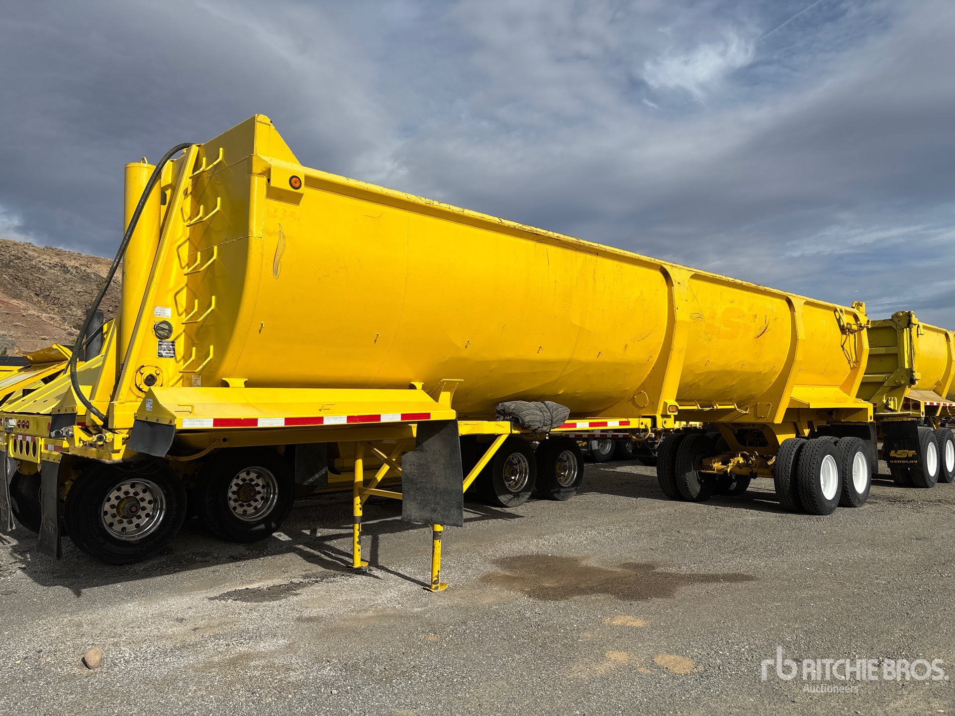 General Appearance with Foto, angolo anteriore sinistro