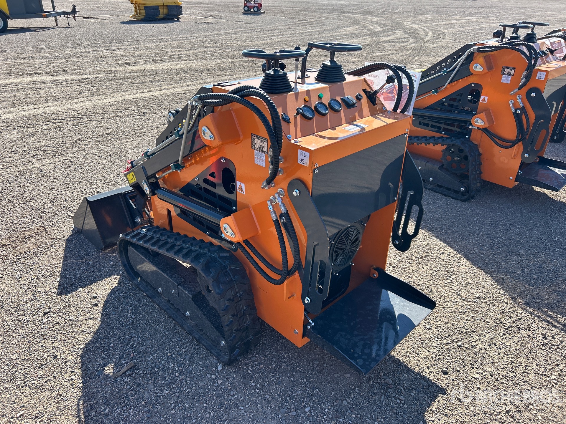 MINI CARGADOR SOBRE ORUGAS COMPACTO 2025 COMPAC QB480