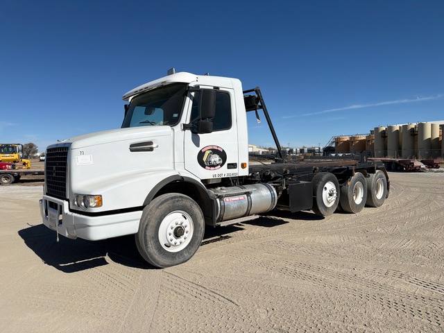 2003 Volvo VHD 8x4 Roll-Off Truck 2003 Volvo VHD 8x4 Roll-Off Truck