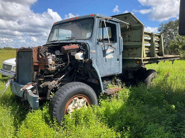 1985 International 1854 4x4 Flatbed Truck (Inoperable)