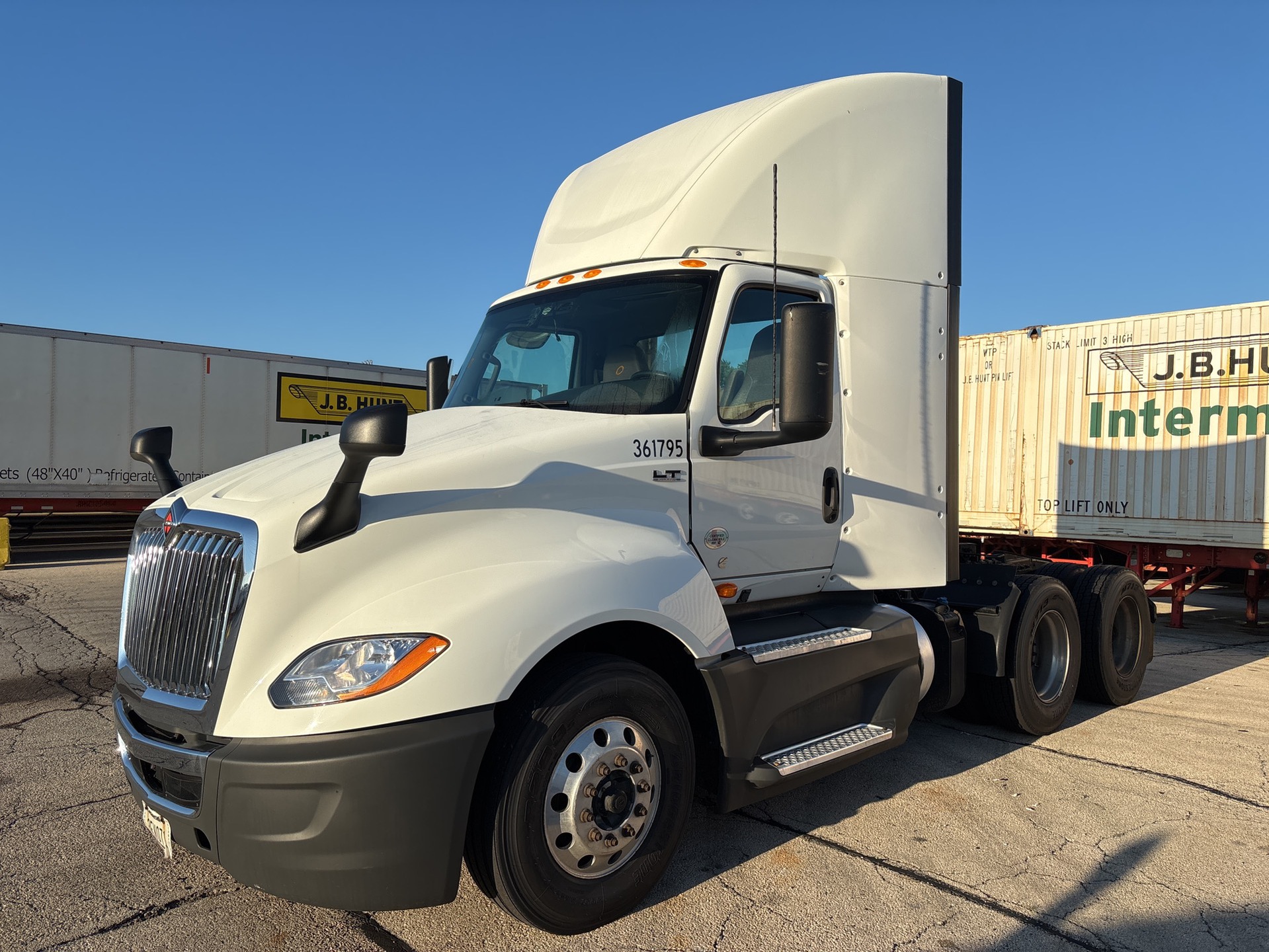 MN452966 - 2021 International LT625: Brochure Photo