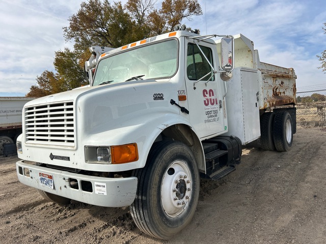 2001 (unverified) International 4900 4x2 S/A Dump Truck