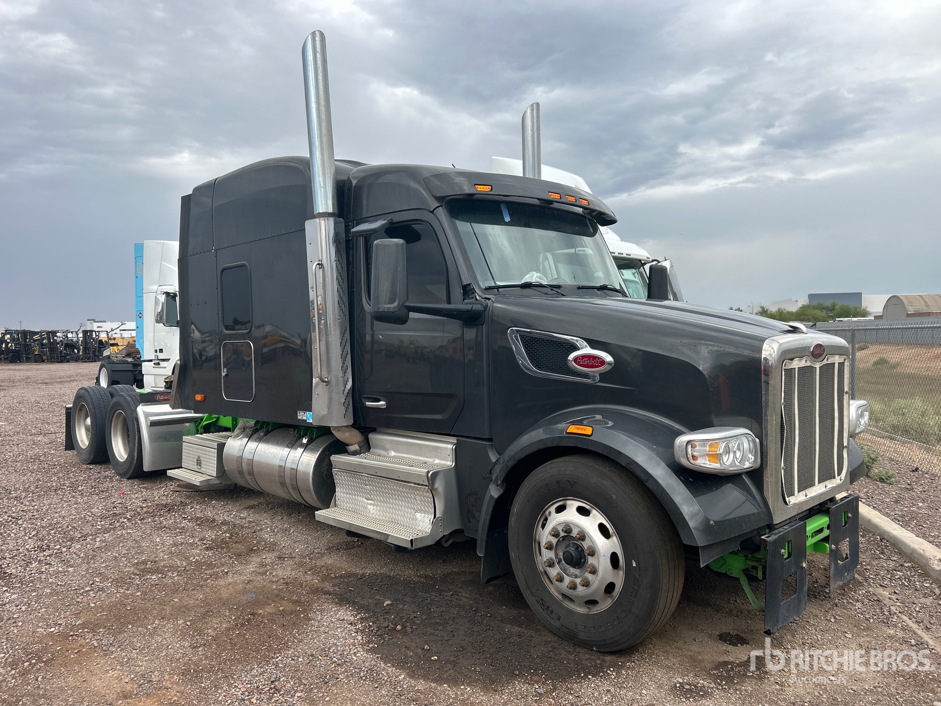 General Appearance with Bild, Ecke vorne rechts