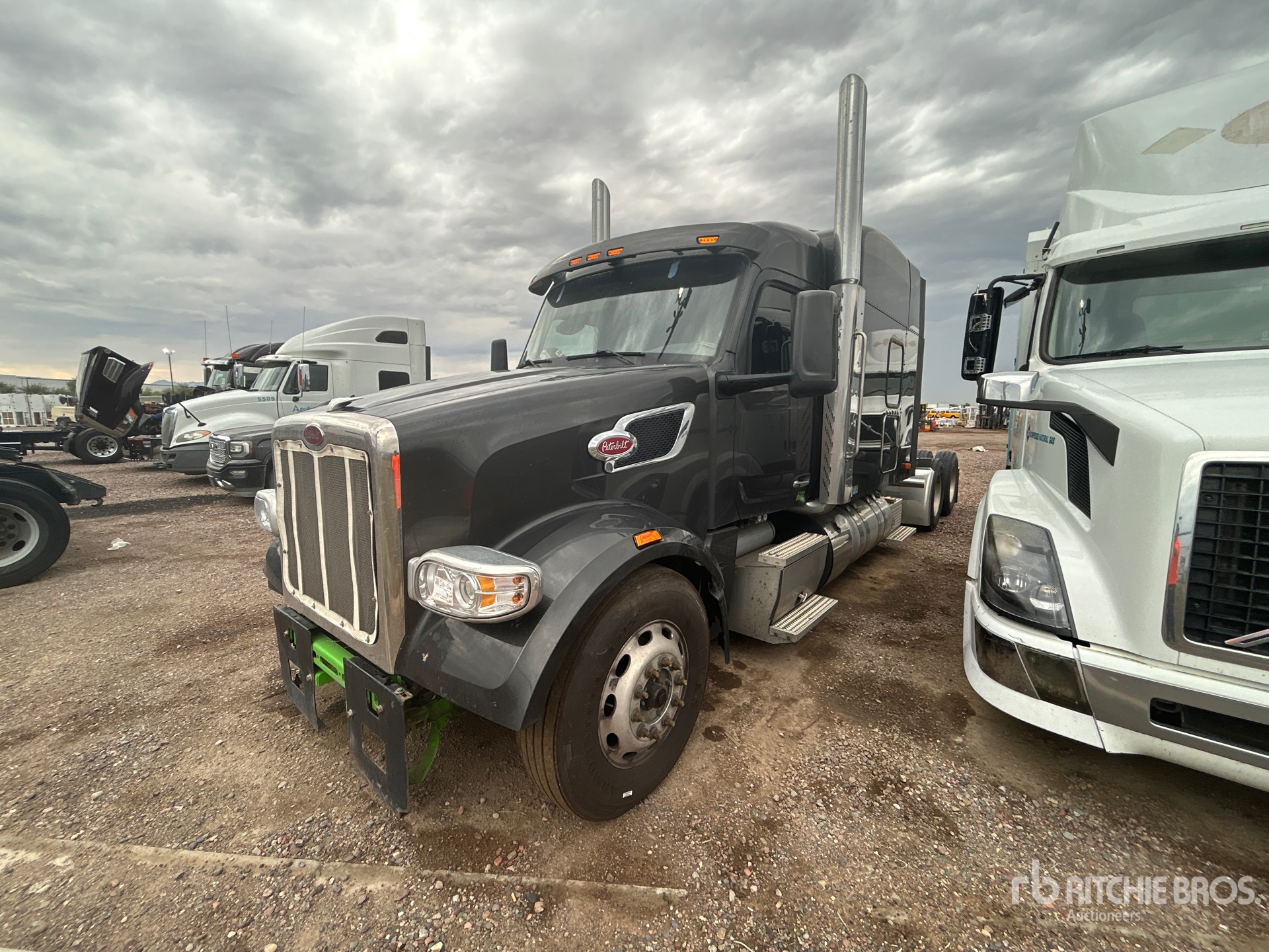 General Appearance with Bild, Ecke vorne links