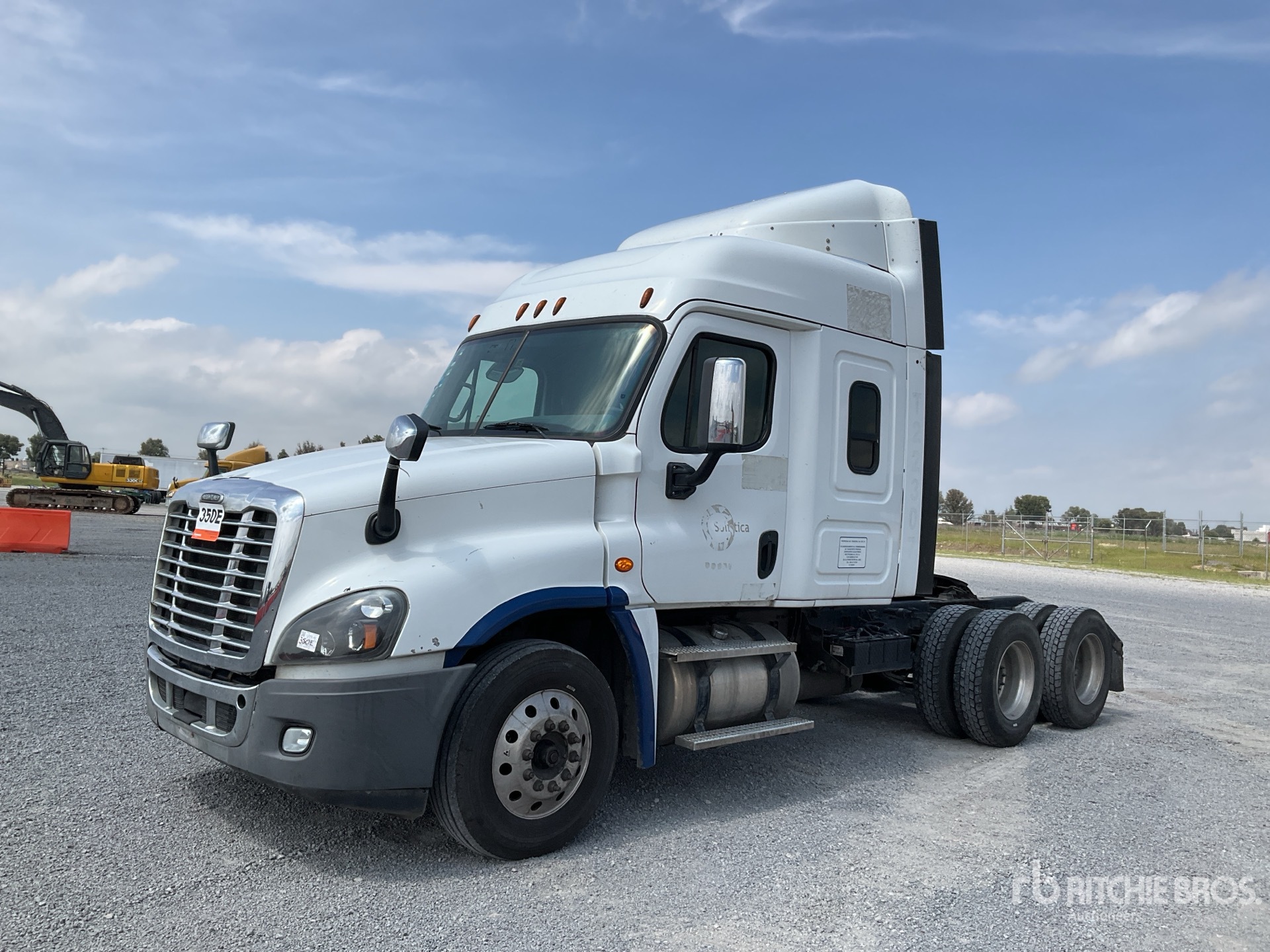 General Appearance with Foto, angolo anteriore sinistro