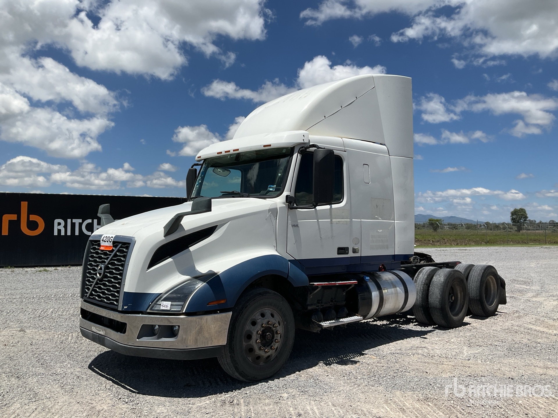 General Appearance with Foto, angolo anteriore sinistro