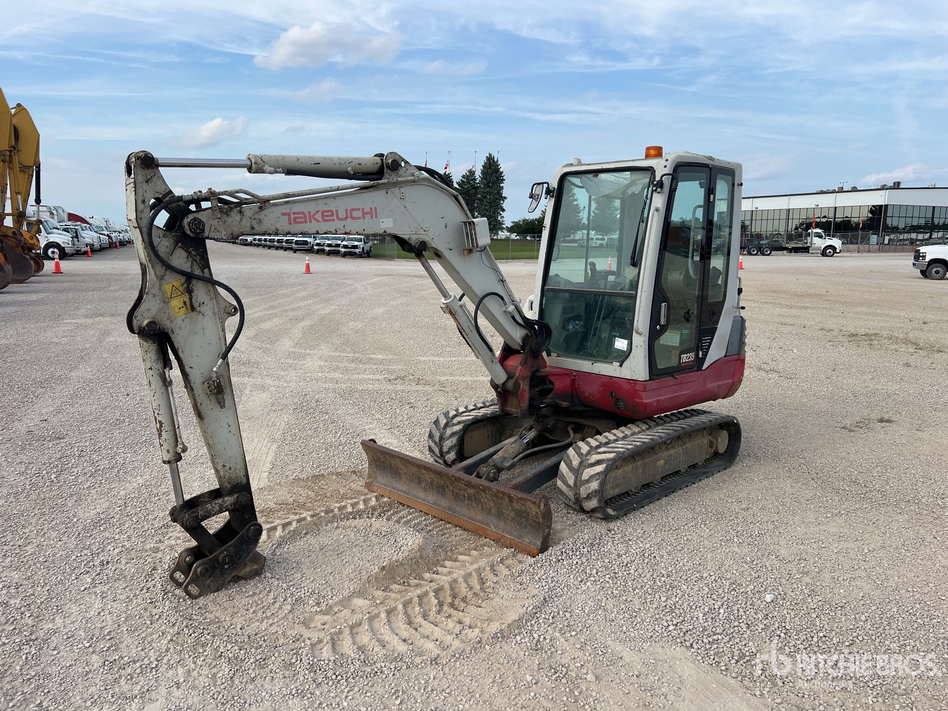 EXCAVADORA TAKEUCHI TB235
