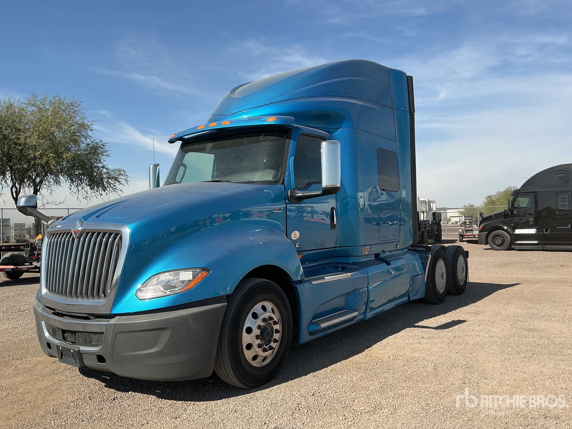 General Appearance with Bild, Ecke vorne links