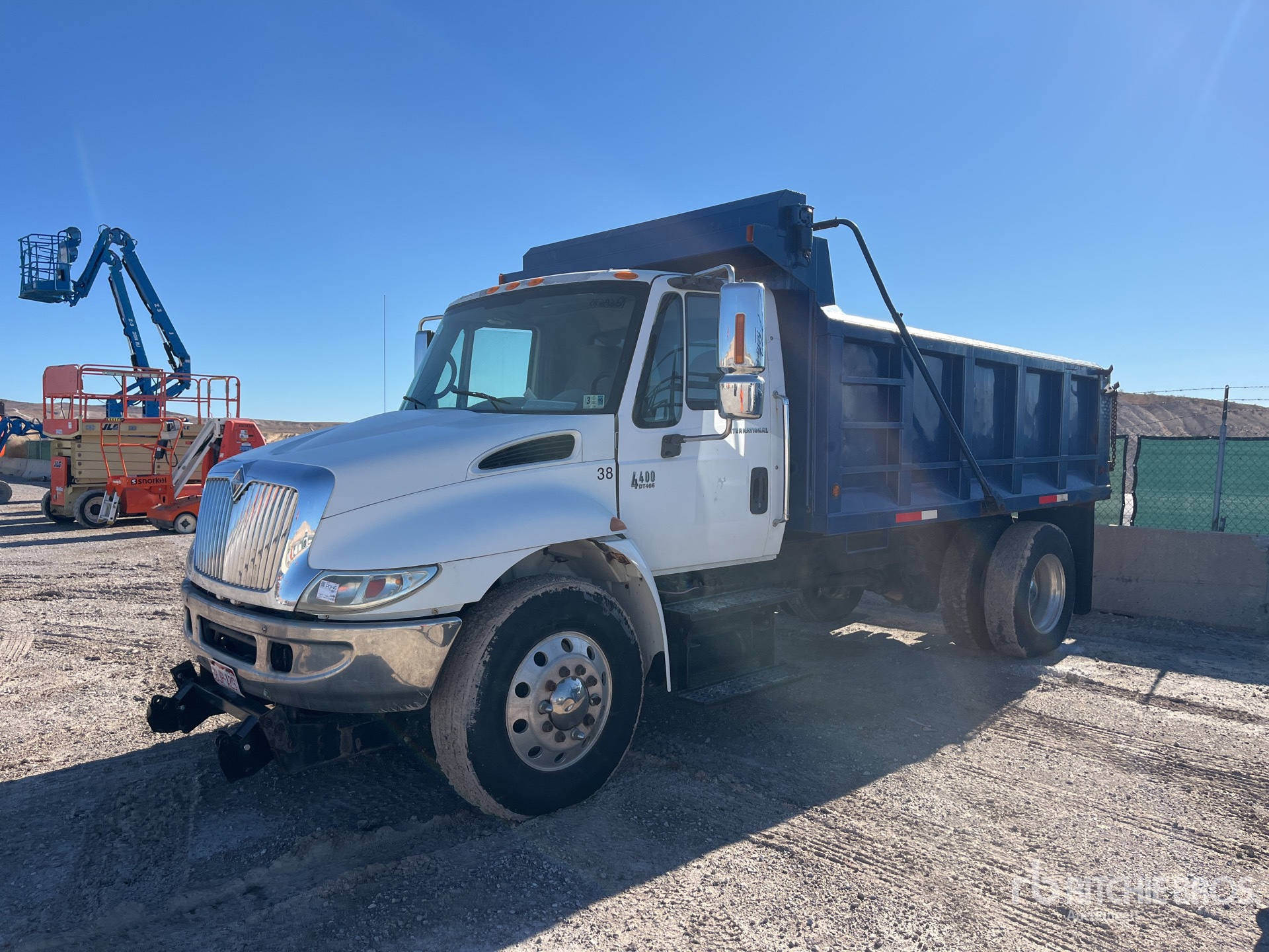 General Appearance with Bild, Ecke vorne links