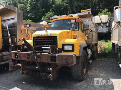 2003 Mack 600 Snow Plow Truck