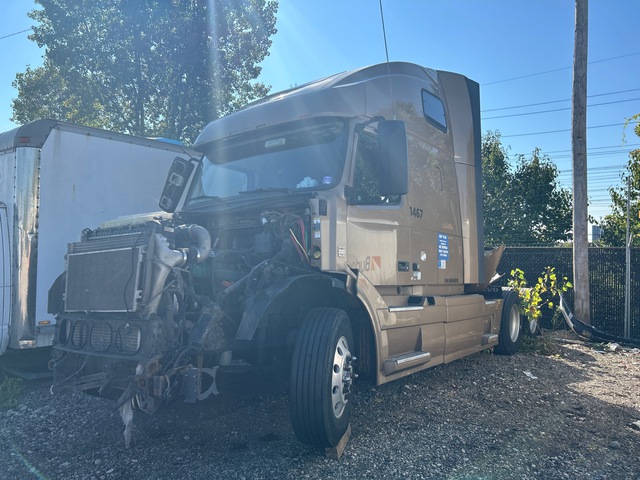2016 Volvo VNL 6x4 T/A Sleeper Truck Tractor (Inoperable) 2016 Volvo VNL 6x4 T/A Sleeper Truck Tractor (Inoperable)