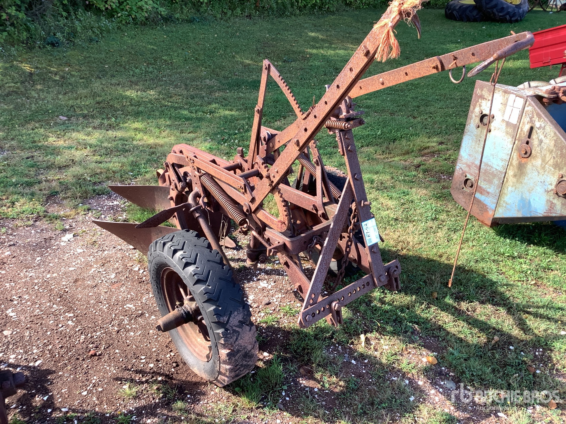General Appearance with Picture, Right Front Corner