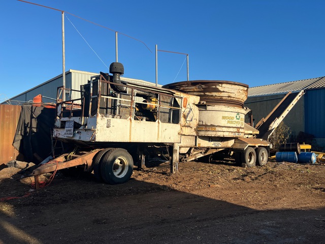 2000 Diamond Z 1460B-12 T/A Tub Grinder 2000 Diamond Z 1460B-12 T/A Tub Grinder