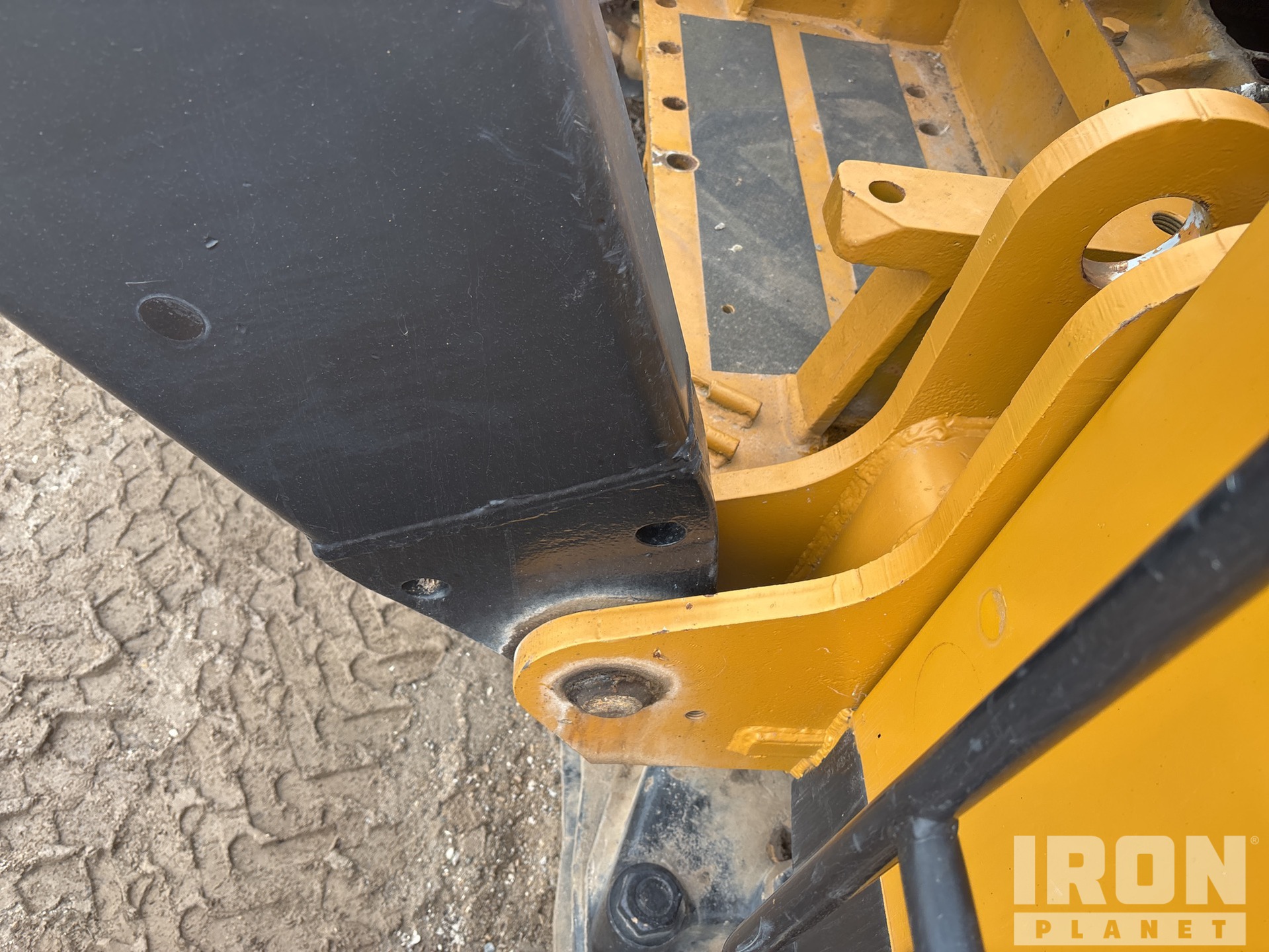 Crane Superstructure with Main Boom Pins