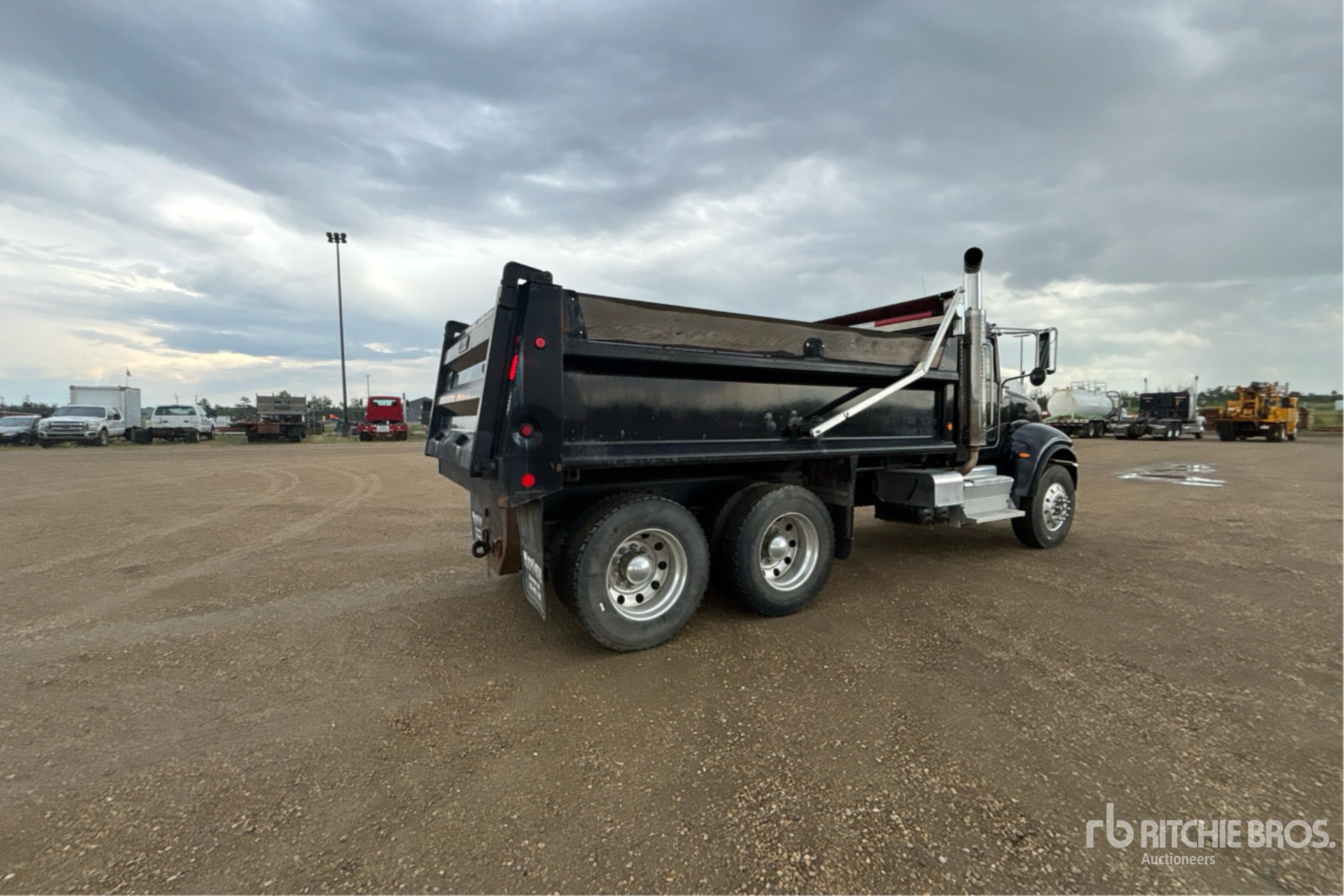 2016 Peterbilt 348