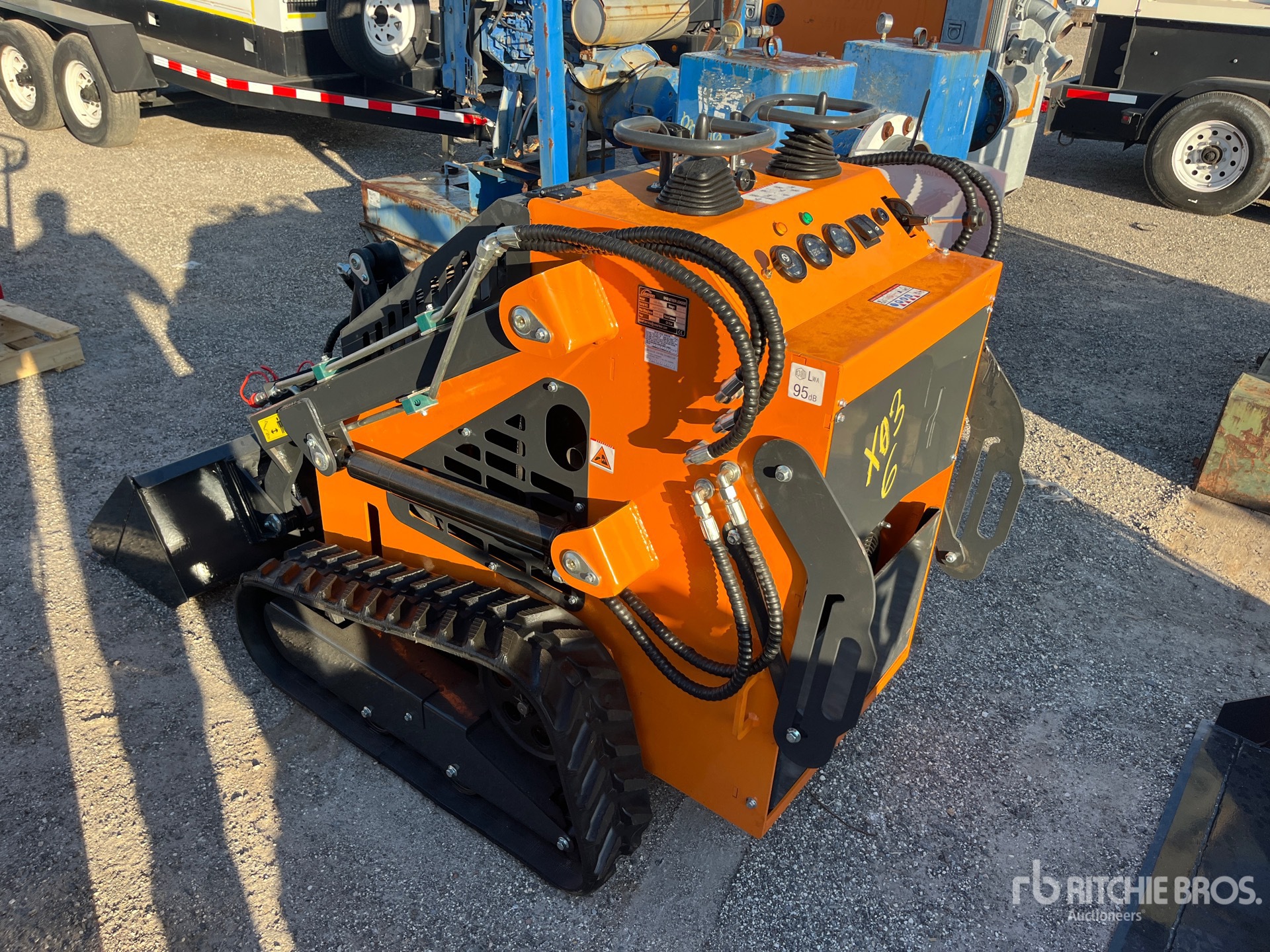 MINI CARGADOR SOBRE ORUGAS 2025 COMPAC QB480