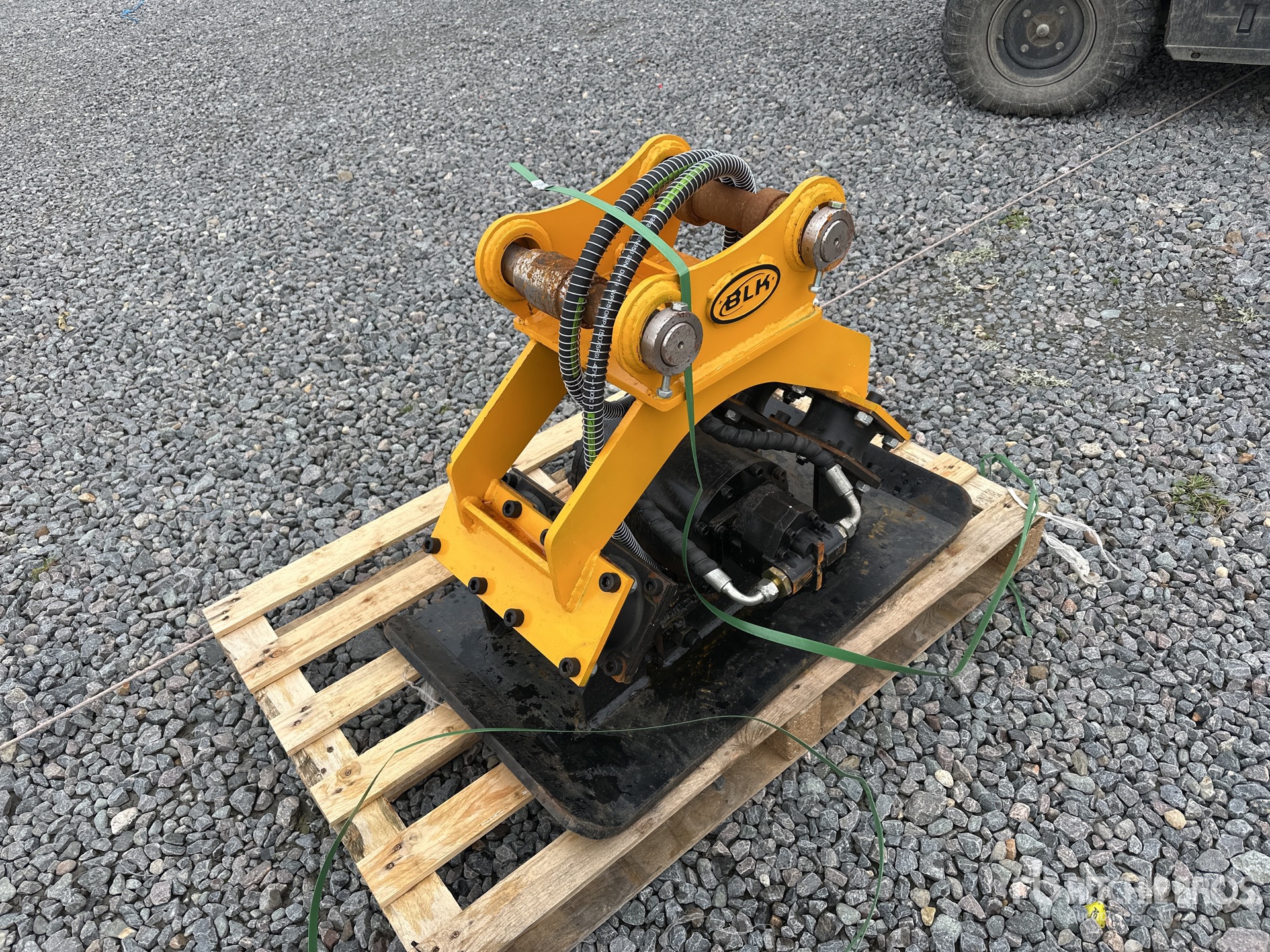 General Appearance with Foto, angolo anteriore sinistro