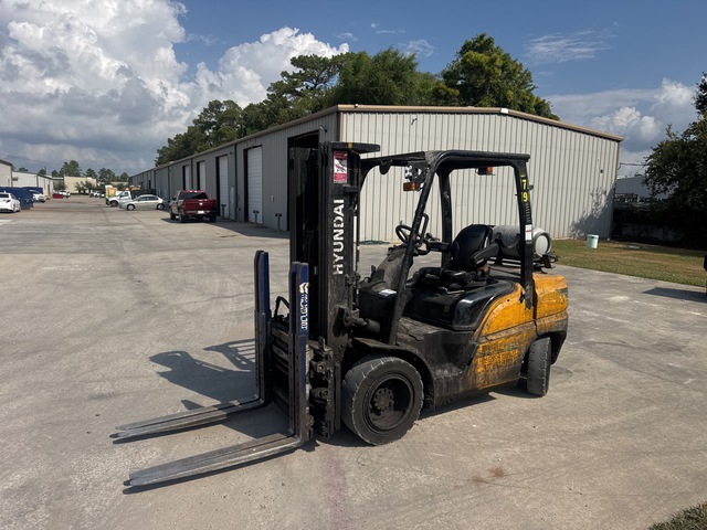 Hyundai 35LN-9A 5890 lb Pneumatic Tire Forklift