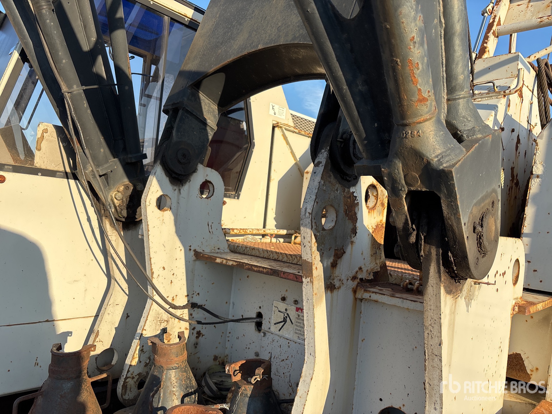 Crane Superstructure with Main Boom Pins