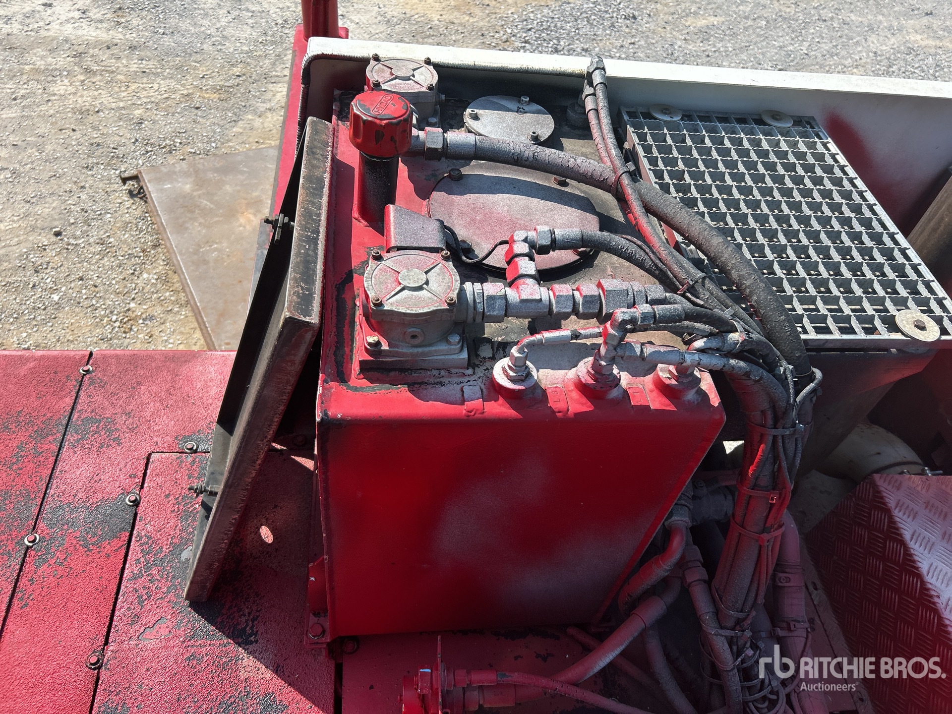 Hydraulics - Crane Carrier/Chassis with Hydraulic Tank