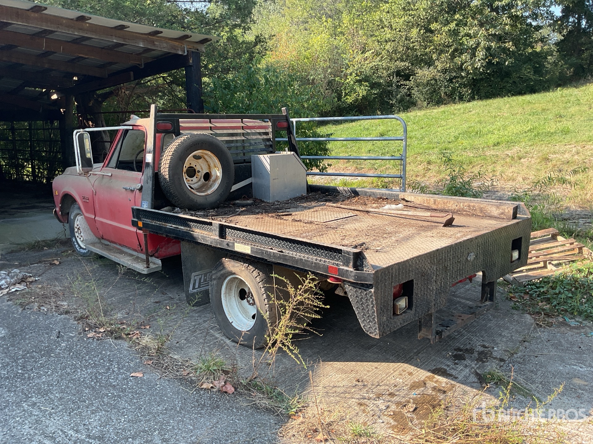 General Appearance with Picture, Left Rear Corner