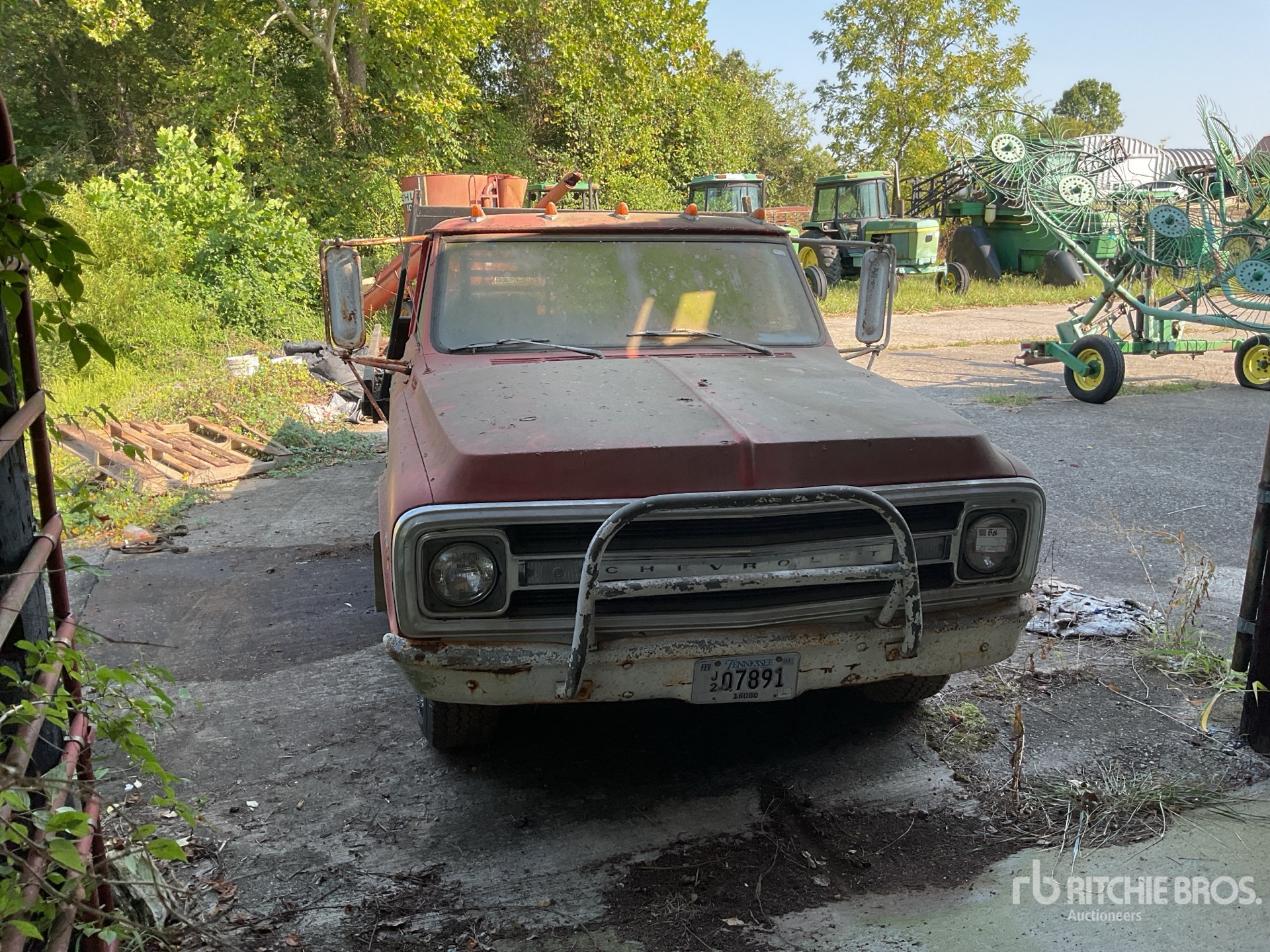 General Appearance with Picture, Right Front Corner