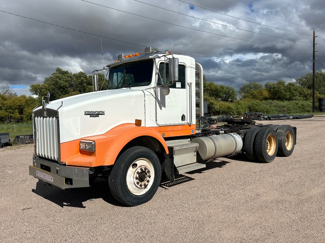 1999 Kenworth T800B Tri/A Day Cab Truck Tractor