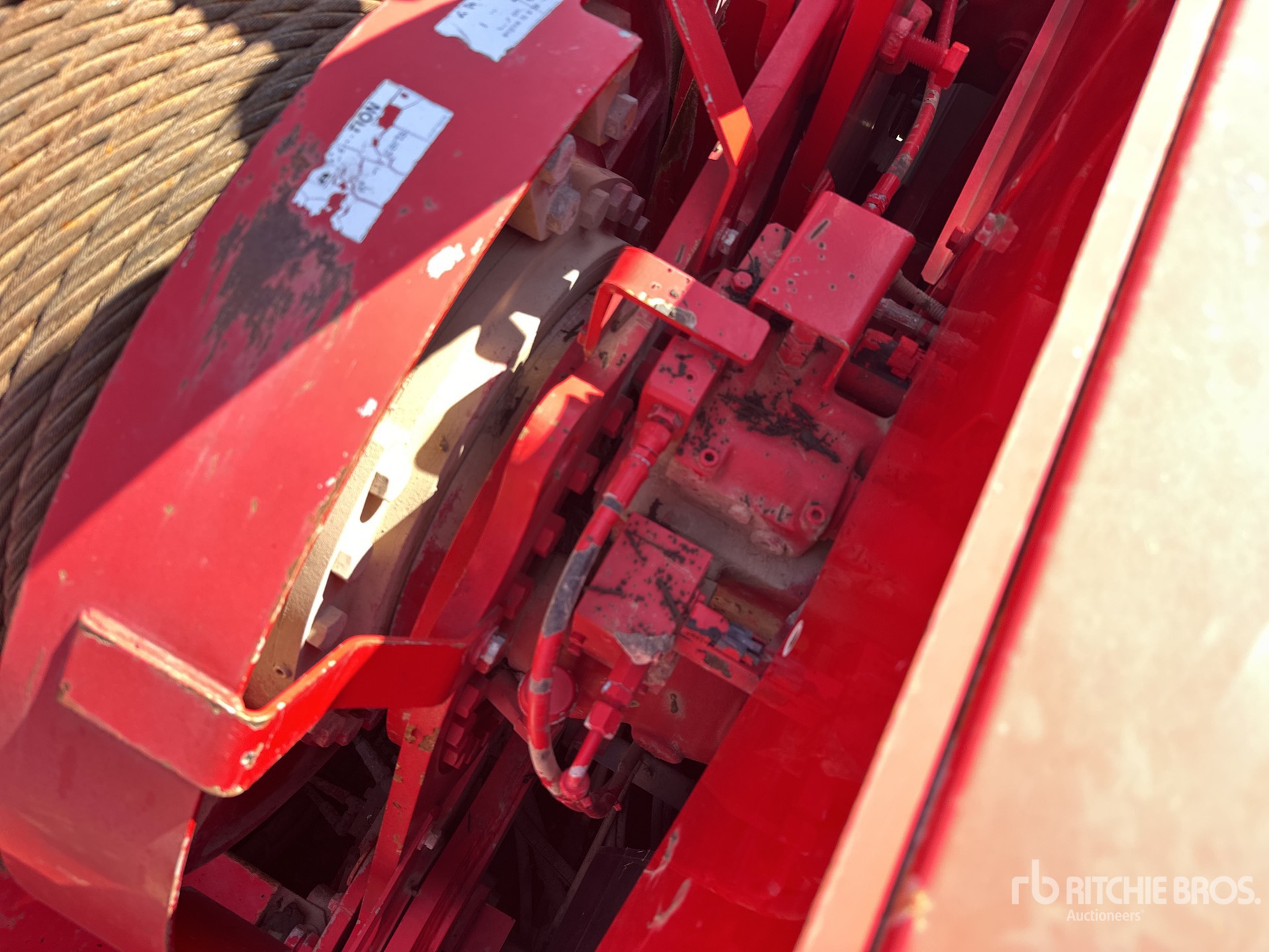 Crane Superstructure with Hoist and Boom Clutches