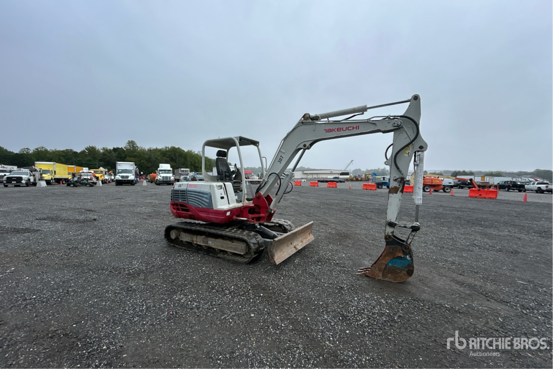 EXCAVADORA 2013 TAKEUCHI TB250