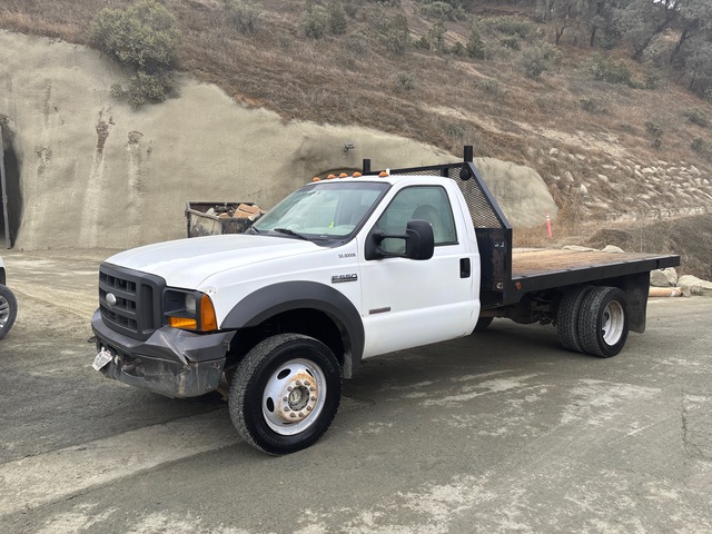 2005 Ford F-550 XL 4x4 Flatbed Truck