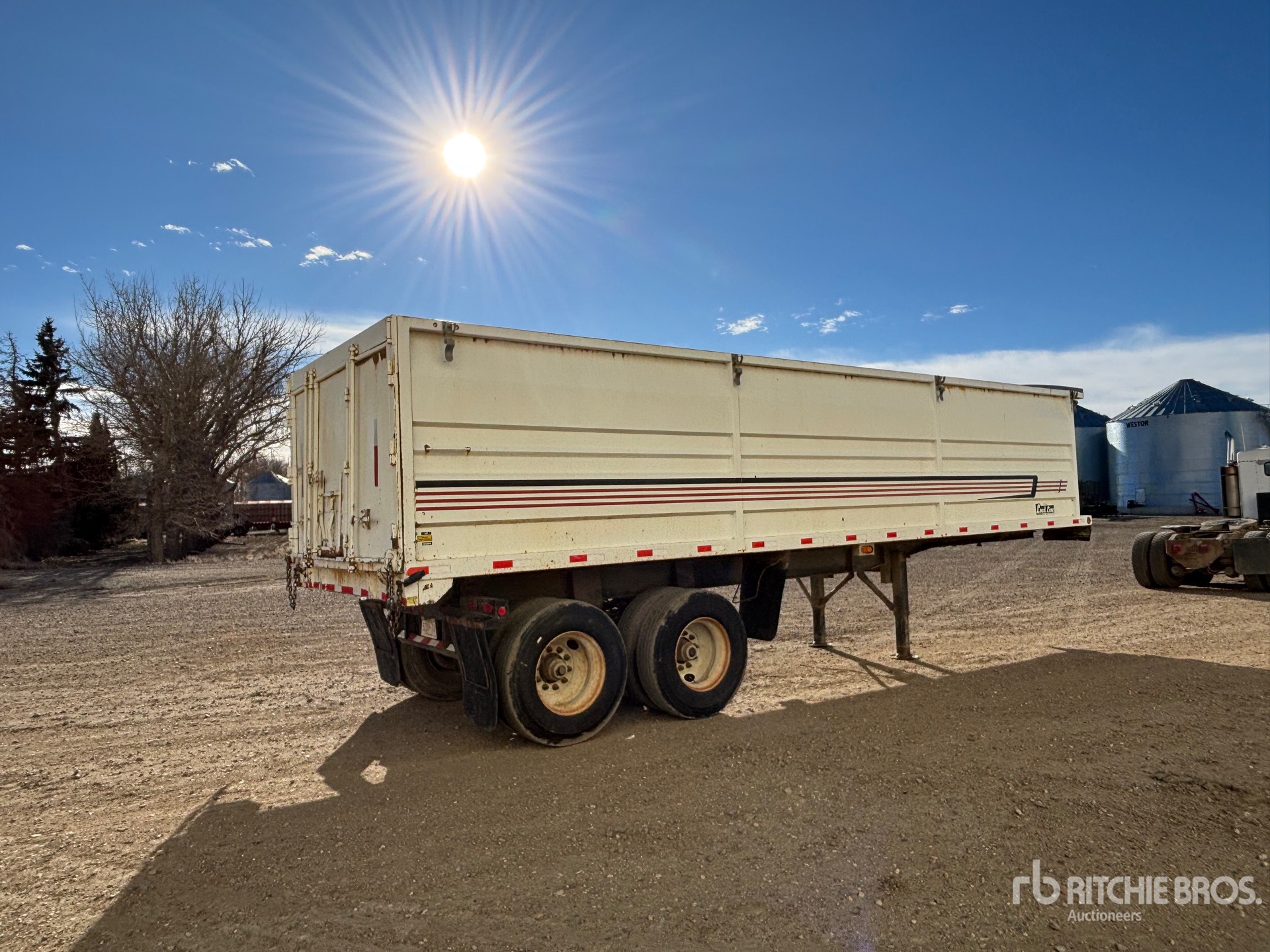 Aspect général with Image, coin arrière droit