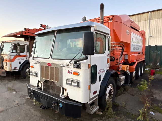 2015 Peterbilt 320 8x4 Side Loader Waste Collection Truck (Inoperable)