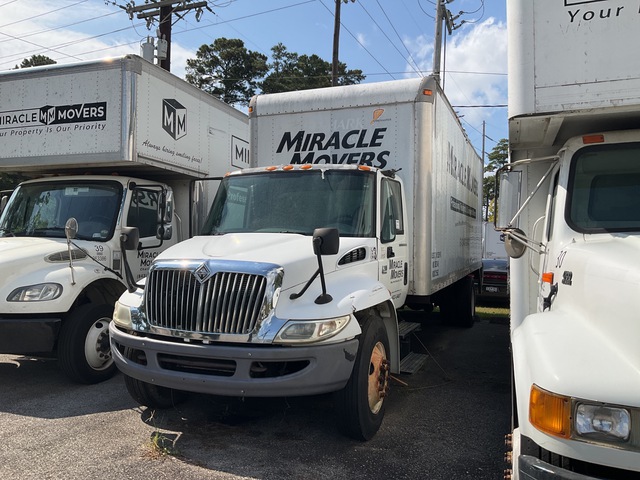 2003 International 4200 4x2 Moving Van Truck